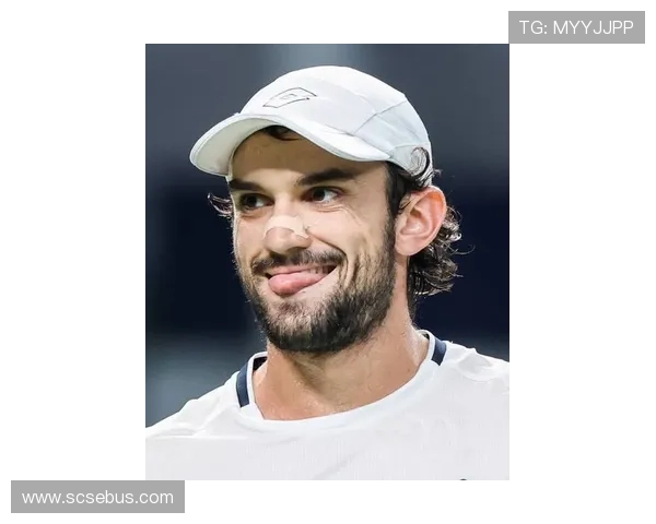 世界排名第一网球明星在新赛季迎来首个冠军！